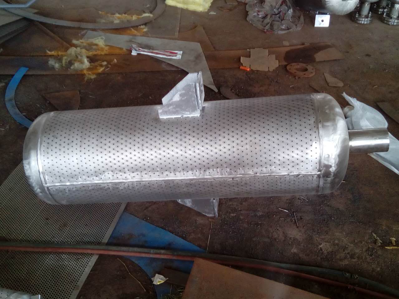 小孔消声器